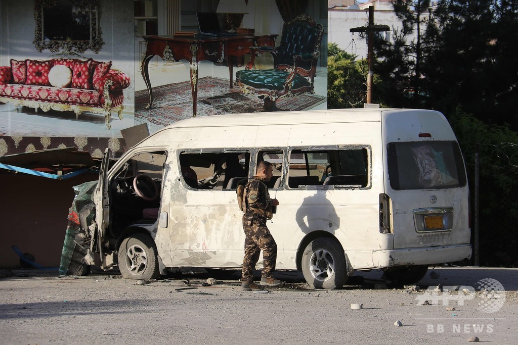 アフガニスタンで爆弾攻撃、記者ら2人死亡 和平交渉へ向かう中 アフガニスタンで爆弾攻撃、記者ら2人死亡 和平交渉へ向かう中