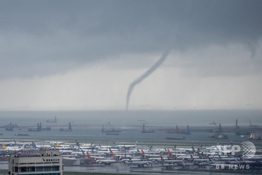 香港の空港付近で竜巻発生 雷雨の影響で 香港の空港付近で竜巻発生 雷雨の影響で