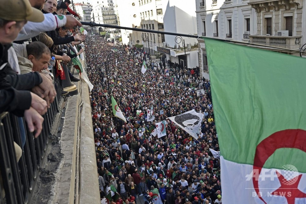 アルジェリア首都で大規模デモ、大統領選を来週に控え 写真11枚 国際ニュース:AFPBB News