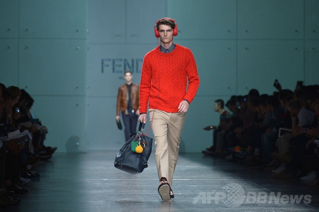 ファーとデニムの組み合わせで新提案、「フェンディ」15年春夏メンズ