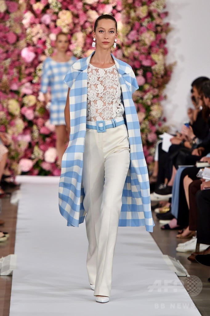 淡い色使いのギンガムチェック、「オスカー・デ・ラ・レンタ」15年春夏