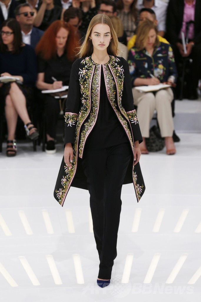 過去の中にあるモダニティー、「ディオール」14/15年秋冬オートクチュール