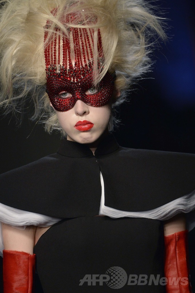 「ひげ面の女装歌手」も登場、J.P.ゴルチエ14/15年秋冬オートクチュール