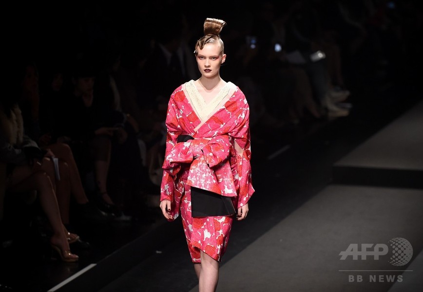 「ヨシキモノ」17年春夏、ずぶ濡れの着物で観客を魅了