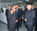 北朝鮮・平常の企業を視察する金正日氏（左）と息子の正恩氏（右）ら（2011年9月11日撮影、資料写真）。(c)AFP PHOTO/KCNA VIA KNS