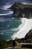 赤道からアフリカ沿岸に続いて姿を現す喜望峰（Cape of Good Hope）は、心のよりどころになっている。

1488年、ポルトガル人探検家バルトロメウ・ディアス（Bartolomeu Dias）がこの岬に到達し、「嵐の岬（Cabo Tormentoso）」と命名した。極東との直接交易を求めていたポルトガルには、ディアスの喜望峰到達は重要な出来事だった。

喜望峰は南大西洋（South Atlantic Ocean）でも大きな岬の1つで、船乗りたちは喜望峰を「ザ・ケープ（the Cape）」と呼び、長年重要視してきた。大型高速帆船クリッパーが極東やオーストラリアへ向かうための道しるべだったほか、沖合で開催されるヨットレースでも重要な目印になっている。

写真は、石垣の上に腰掛けて喜望峰を眺める女性（2010年5月8日撮影）。(c)AFP/GIANLUIGI GUERCIA