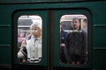 ウクライナ・ハルキウで地下鉄に乗る人（2022年5月24日撮影）。(c)Dimitar DILKOFF / AFP