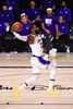 19-20NBAファイナル（7回戦制）第6戦、マイアミ・ヒート対ロサンゼルス・レイカーズ。ドライブするロサンゼルス・レイカーズのレブロン・ジェームズ（2020年10月11日撮影）。(c)Mike Ehrmann/Getty Images/AFP