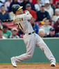 09MLB、ボストン・レッドソックス（%%Boston Red Sox%%）対オークランド・アスレチックス（%%Oakland Athletics%%）。試合はレッドソックスが5-2で勝利した。写真は1回、左翼へソロ本塁打を放つアスレチックスのスコット・ヘアーストン（%%Scott Hairston%%）。（2009年7月7日撮影）(c)AFP/Getty Images/Elsa