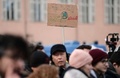 イタリア・トリノで行われた地球温暖化対策を求める運動「フライデーズ・フォー・フューチャー」のデモで、「地球を再び偉大に」と書かれたプラカードを掲げる参加者（2019年12月13日撮影）。(c)Filippo MONTEFORTE / AFP 