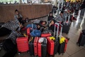 インドネシア・シドアルジョの空港に到着した、イスラム教の聖地への小巡礼「ウムラ」を希望する人々（2020年2月27日撮影）。(c)Juni KRISWANTO / AFP