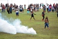 ブラジルの首都ブラジリアで、権利の拡大を求めるデモで警察と衝突する先住民（2017年4月25日撮影）。(c)AFP/EVARISTO SA