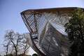 パリ（Paris）のブローニュの森（Bois de Boulogne）の森に建設された「ルイ・ヴィトン　ファウンデーション（Fondation Louis Vuitton）」の外観の一部（2014年4月10日撮影）。(c)AFP/FRANCK FIFE