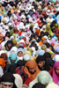2007年10月12日、インドのスリナガル（Srinagar）にあるJamia Masjidモスク前で、ラマダン（Ramadan）明けの祭り「イード・アル・フィトル（Eid-al-Fitr）」を控えて祈りを捧げる女性。(c)AFP/Irshad KHAN