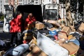 中国・北京で「独身の日」の翌日に荷物の仕分けをする配達員（2021年11月12日撮影）。(c)Jade GAO / AFP