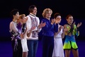 ソチ冬季五輪、フィギュアスケートのエキシビションを終えてポーズをとる（左から）羽生結弦（Yuzuru Hanyu）、タチアナ・ボロソジャー（Tatiana Volosozhar）/マキシム・トランコフ（Maxim Trankov）組、メリル・デイビス（Meryl Davis）/チャーリー・ホワイト（Charlie White）組、アデリナ・ソトニコワ（Adelina Sotnikova、2014年2月22日撮影）。(c)AFP/JOHN MACDOUGALL