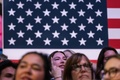 米大統領選の民主党候補カマラ・ハリス副大統領の集会に参加する女性たち。ウィスコンシン州マディソンで（2024年10月30日撮影）。(c)ROBERTO SCHMIDT / AFP