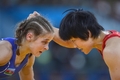 ロンドン五輪は8日、エクセル（ExCeL London）でレスリング・フリースタイル女子48キロ級決勝が行われ、小原日登美（Hitomi Obara）はアゼルバイジャンのマリア・スタドニク（Mariya Stadnyk）を下し、金メダルを獲得した。

アゼルバイジャンのマリア・スタドニク（Mariya Stadnyk）と対戦する小原日登美（2012年8月8日撮影）。(c)AFP/YURI CORTEZ