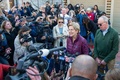 米マサチューセッツ州ケンブリッジの自宅前で、大統領選からの撤退を発表するエリザベス・ウォーレン上院議員（2020年3月5日撮影）。(c)Amanda SABGA / AFP