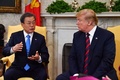 米首都ワシントンにあるホワイトハウスの大統領執務室で言葉を交わす韓国の文在寅大統領（左）とドナルド・トランプ米大統領（2019年4月11日撮影）。(c)Nicholas Kamm / AFP