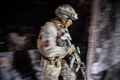 ウクライナ南東部マリウポリの劇場をパトロールするロシア兵（2022年4月12日撮影）。(c)Alexander NEMENOV / AFP