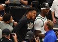 20-21NBAプレーオフ、イースタンカンファレンス決勝、アトランタ・ホークス対ミルウォーキー・バックス。ファイナル進出を喜ぶミルウォーキー・バックスのヤニス・アデトクンポ（2021年7月3日撮影）。(c)Kevin C. Cox/Getty Images/AFP