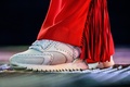 韓国ソウルの高麗大学校で行われたライブコンサートでパフォーマンスを披露するPSYのシューズ（2022年5月27日撮影）。(c)ANTHONY WALLACE / AFP