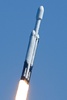 米フロリダ州ケープカナベラルのケネディ宇宙センターから打ち上げられた、航空宇宙局（NASA）の探査機「エウロパ・クリッパー」を搭載したスペースX社のロケット「ファルコン9」（2024年10月14日撮影）。(c)CHANDAN KHANNA / AFP