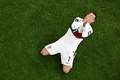 サッカーW杯カタール大会、準々決勝、モロッコ対ポルトガル。顔を手で覆うポルトガルのクリスティアーノ・ロナウド（2022年12月10日撮影）。(c)MANAN VATSYAYANA / AFP