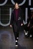 米ニューヨーク市内で発表された「DKNY」15/16年秋冬コレクション（2015年2月15日撮影）。(c)AFP/Getty Images/Neilson Barnard