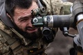 ウクライナ東部のバフムート郊外で、ロシア軍陣地に向けて迫撃砲を発射する準備をするウクライナ兵（2022年12月30日撮影）。(c)Sameer Al-DOUMY / AFP