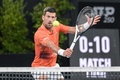 テニス、アデレード国際1、男子シングルス準決勝。リターンを打つノバク・ジョコビッチ（2023年1月7日撮影）。(c)Brenton EDWARDS / AFP