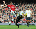 09-10イングランド・プレミアリーグ、アーセナル（%%Arsenal%%）対トッテナム・ホットスパー（%%Tottenham Hotspur%%）。試合はアーセナルが3-0でノースロンドンダービーを制した。写真はトッテナム・ホットスパーのレドリー・キング（%%Ledley King%%）と競りながら得点を狙うアーセナルのロビン・ファン・ペルシー（%%Robin Van Persie%%、左）。（2009年10月31日撮影）(c)AFP/CARL DE SOUZA