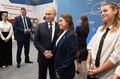 ロシア・モスクワ州ソルネチノゴルスクで行われた「重要な対話」の後、児童・生徒と交流するウラジーミル・プーチン大統領（中央、2023年9月1日撮影）。(c)Ekaterina Chesnokova / POOL / AFP