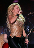コロンビア出身の歌手シャキーラ（Shakira）が4月29日、アラブ首長国連邦（UAE）アブダビ（Abu Dhabi）で開催されたコンサートに出演した（4月29日撮影）。(c)AFP/KARIM SAHIB