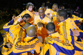 08-09NBA西カンファレンスプレーオフ1回戦、ロサンゼルス・レイカーズ（%%Los Angeles Lakers%%）対ユタ・ジャズ（%%Utah Jazz%%）第5戦。試合はレイカーズが107-96で勝利し、通算戦績を4勝1敗として同準決勝に進んだ。レイカーズは、コービー・ブライアント（%%Kobe Bryant%%）が両チーム最多の31得点を奪って勝利し、5戦目でジャズとのプレーオフ1回戦を制した。写真は試合前にラマー・オドム（%%Lamar Odom%%、中央）を中心に円陣を組むレイカーズの選手。（2009年4月27日撮影）(c)AFP/Getty Images/NBAE/Noah Graham