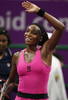 女子テニス、ソニー・エリクソン・チャンピオンシップ（%%Sony Ericsson Championships - Doha 2009%%）シングルス準決勝。大会第7シードのヴィーナス・ウィリアムス（%%Venus Williams%%、米国）は、大会第8シードのエレナ・ヤンコビッチ（%%Jelena Jankovic%%、セルビア）と対戦。ヴィーナスは5-7、6-3、6-4で勝利し、決勝に進出した。写真は試合に勝利し声援に応えるヴィーナス・ウィリアムス。（2009年10月31日撮影）(c)AFP/KARIM JAAFAR