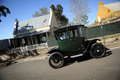 オーストラリア・シドニー（Sydney）で5日、1915年製の電気自動車「デトロイト（Detroit）」を運転するビンテージカー収集家のビル・ロイド（Bill Lloyd）さん（61）。元機械技師で弁理士のロイドさんいわく、「世界で最も有名なアンティーク電気自動車」だ。

「デトロイト」は1906年～1940年に米デトロイト（Detroit）のアンダーソン電気自動車会社（Anderson Electric Car Company）が製造していた電気自動車で、ロイドさんによれば4万台を売り上げたが、現在でも走行可能な車体は豪国内にわずか4台だけ。鉛酸電池で駆動し、満充電でおよそ80キロメートル走行可能で、最高時速は約40キロという（2012年9月5日撮影）。(c)AFP/ROMEO GACAD