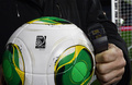 報道陣向けに発表された「ゴールライン・テクノロジー（GLT）」、「ゴールレフ（GoalRef）」。ボールがゴールラインを越えると、腕時計が振動し、「ゴール」と表示される仕組みになっている（2012年12月5日撮影）。(c)AFP/Yoshikazu TSUNO
