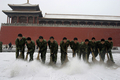 中国・北京（Beijing）の紫禁城（Forbidden City）で、除雪作業に当たる警察部隊。北部が深刻な干ばつに見舞われている中国では、雨を降らせるため、雨粒の核となる化学物質を込めた砲弾やロケット弾を数千発発射する措置を取っている。気象局によると、湿気を含んだ寒冷前線の影響で気温が下がり、北部と東部でさらなる降水が見込まれるという（2009年2月18日撮影）。(c)AFP