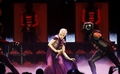 オランダのロッテルダム（Rotterdam）でパフォーマンスを披露する、オーストラリア人歌手のカイリー・ミノーグ（Kylie Minogue、中、2008年6月23日撮影）。(c)AFP/ANP/SANDER KONING