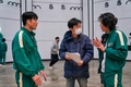 韓国ドラマ「イカゲーム」のファン・ドンヒョク監督（右から2人目）。ネットフリックス提供（撮影日不明）。(c)AFP PHOTO / NETFLIX