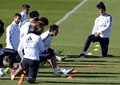 バルデベバス（Valdebebas）のトレーニング施設で練習に臨むレアル・マドリード（Real Madrid）のクリスティアーノ・ロナウド（Cristiano Ronaldo、右）ら選手（2013年11月22日撮影）。(c)AFP/GERARD JULIEN