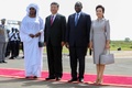 セネガルの首都ダカールの空港で、夫人らと写真撮影に臨む同国のマッキ・サル大統領（右から2人目）と中国の習近平国家主席（左から2人目、2018年7月21日撮影・公開）。(c)AFP PHOTO / SENEGALESE PRESIDENCY