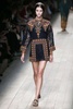 フランス・パリ市内で発表された「ヴァレンティノ（VALENTINO）」14年春夏コレクション（2013年10月1日撮影）。(c)AFP/PATRICK KOVARIK