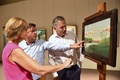 来観客が寄付した仏画家アンリ・ルソーの作品「釣り人のいる風景」を見る同市副市長（中央）や館長（左）ら。仏ラバルの美術館「Museum of Naive Art and Singular Arts」で（2017年8月29日撮影）。(c)AFP/JEAN-FRANCOIS MONIER