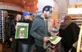 フランス南部ボルドー（Bordeaux）にある新聞の販売店で、風刺週刊紙シャルリー・エブド（Charlie Hebdo）の本社襲撃事件後初となる最新号の発売に合わせて列を作る客（2015年1月14日撮影）。(c)AFP/JEAN PIERRE MULLER