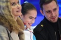 17-18フィギュアスケートグランプリ（GP）ファイナル、女子シングル・フリースケーティング（FS）。キスアンドクライで笑顔を見せるアリーナ・ザギトワ（2017年12月9日撮影）。(c)AFP PHOTO / Toshifumi KITAMURA
