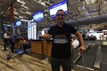 シンガポールのチャンギ国際空港で記念Tシャツを見せる「世界最長の直行便」の乗客（2018年10月11日撮影）。(c)ROSLAN RAHMAN / AFP