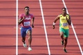 第18回世界陸上オレゴン大会、男子200メートル予選に臨む米国のフレッド・カーリー（左）とジャマイカのヨハン・ブレイク（2022年7月18日撮影）。(c)Carmen Mandato/Getty Images/AFP